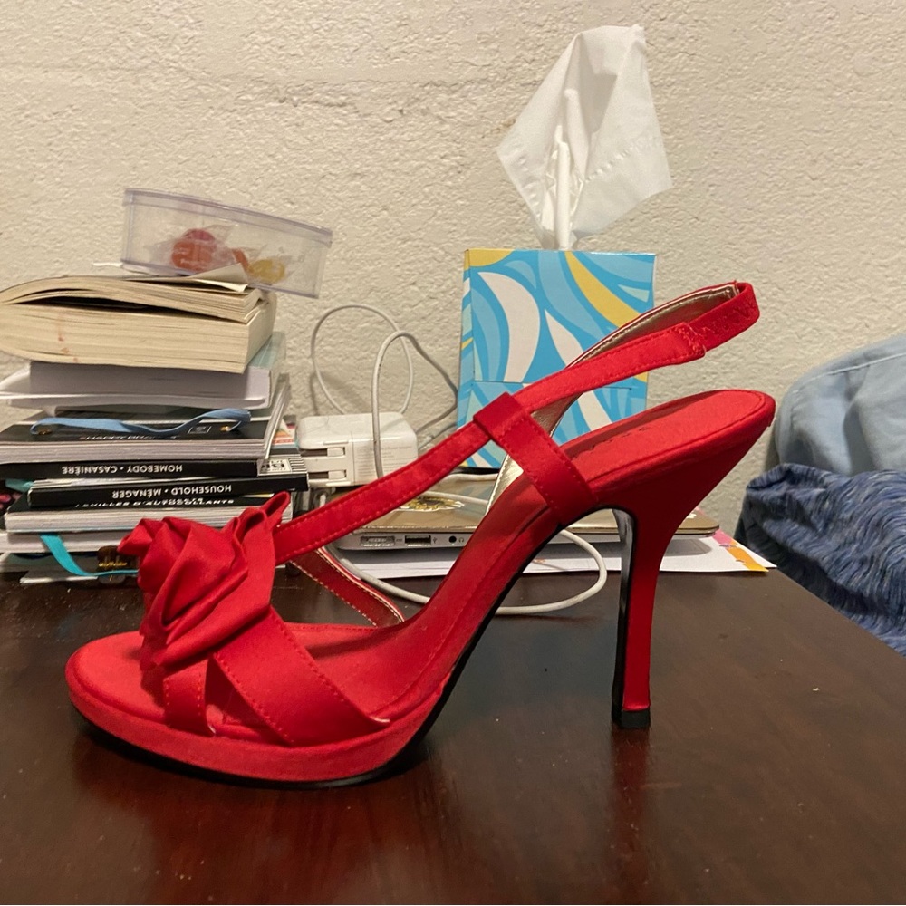 Red pesaro heels in size 7